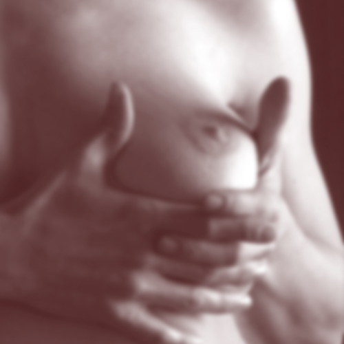 胸の愛撫：「乳首は最後」が鉄則