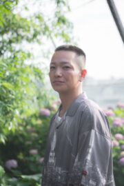 こう